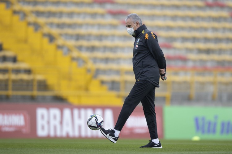 Técnico Tite com a bola em treino da seleção brasileira em Bogotá, na Colômbia