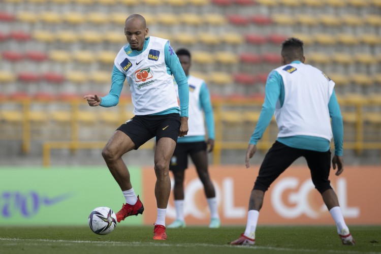 Volante Fabinho com a bola em treino da seleção brasileira em Bogotá, na Colômbia