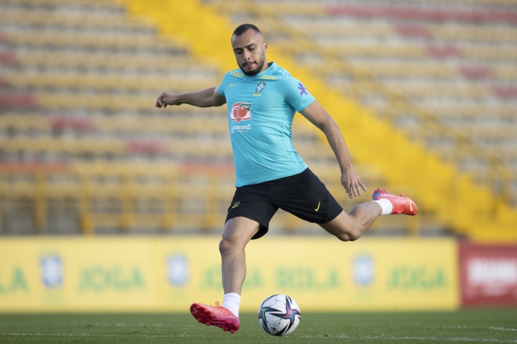 Atacante Arthur Cabral com a bola em treino da seleção brasileira em Bogotá, na Colômbia