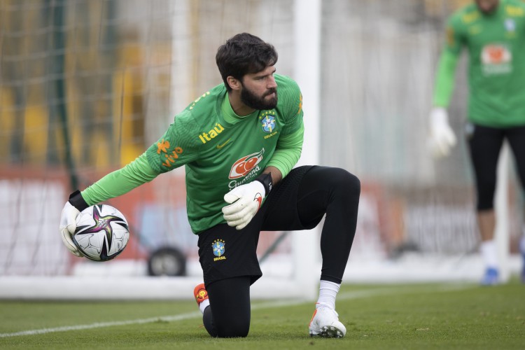 Goleiro Alisson com a bola em treino da seleção brasileira em Bogotá, na Colômbia