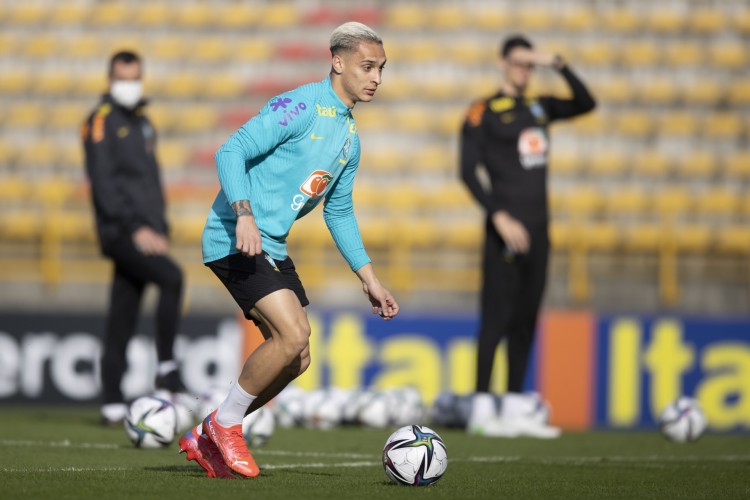 Atacante Antony com a bola em treino da seleção brasileira em Bogotá, na Colômbia