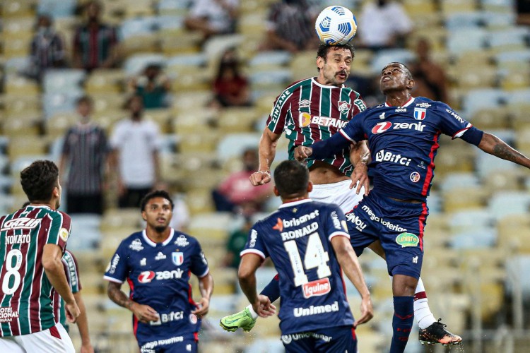 Atacante Fred e zagueiro Marcelo Benevenuto disputam bola no jogo Fluminense x Fortaleza, no Maracanã, pelo Campeonato Brasileiro Série A