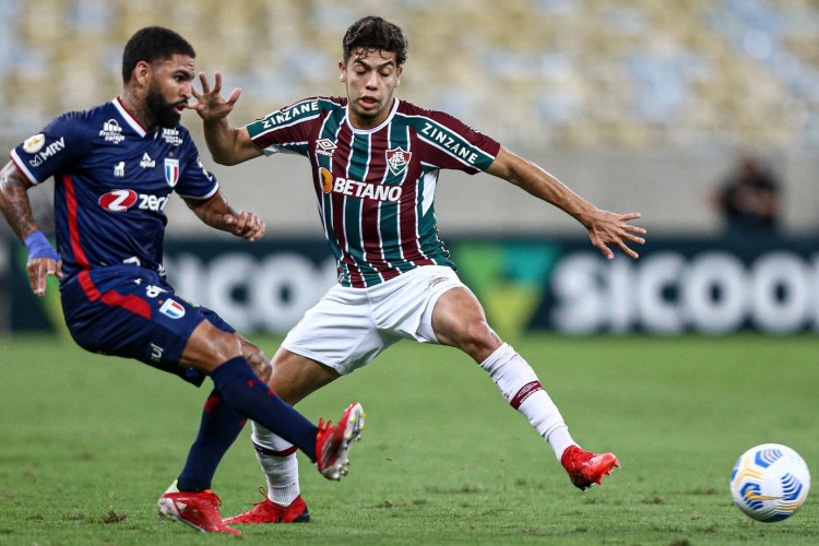 Atacante Romarinho e meia Nonato disputam bola no jogo Fluminense x Fortaleza, no Maracanã, pelo Campeonato Brasileiro Série A