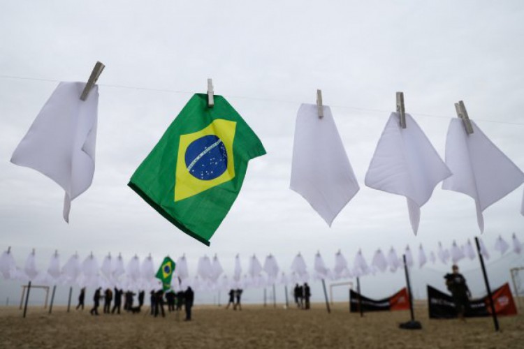 No Rio de Janeiro, bandeiras brancas foram estendidas na Praia de Copacabana 