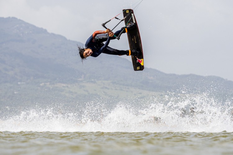 A paulista Bruna Kajiya, tricampeã mundial de kitesurf, estará no litoral cearense para disputar o primeiro rali de kitesurfe do mundo