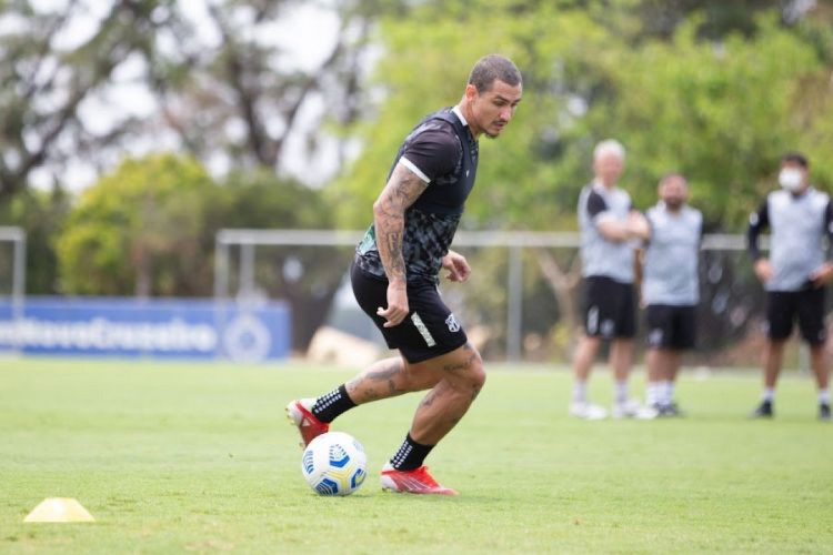 Vina conduz a bola em treino de apronto do Ceará na Toca da Raposa, em Belo Horizonte