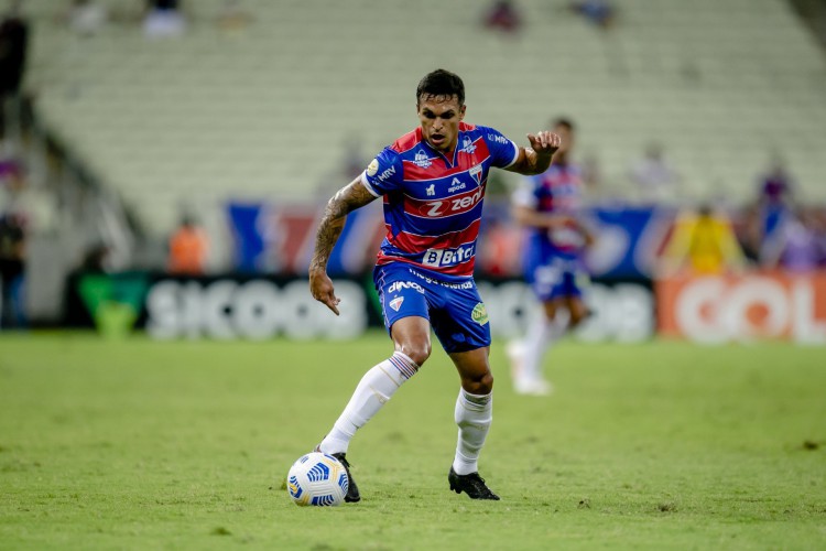 FORTALEZA, CE, BRASIL, 09-10.2021: Robson. Fortaleza x Flamengo, na Arena Castelão pelo Campeonato Brasileiro. em epoca de COVID-19. (Foto:Aurelio Alves/ Jornal O POVO)