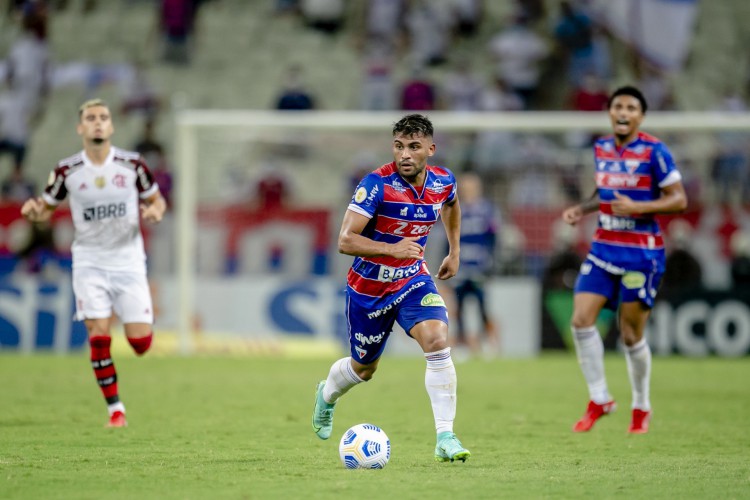 Volante Ronald disputa vaga no meio-campo do Fortaleza