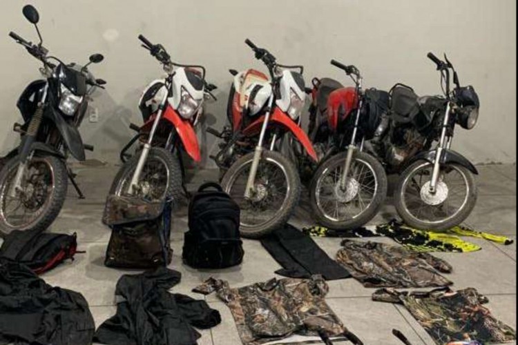 Motos e outros materiais apreendidos com adolescente suspeito de roubo