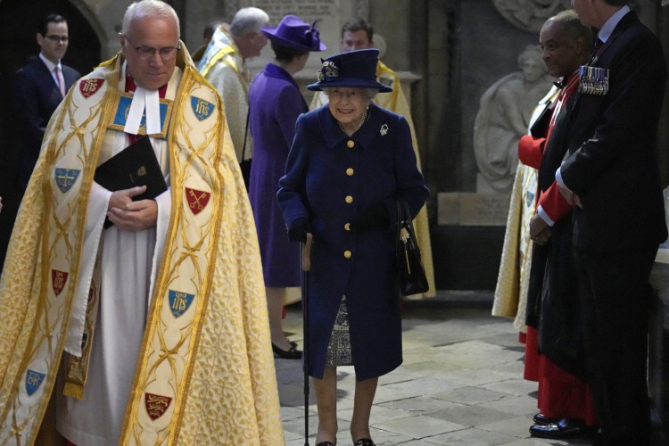 A Rainha Elizabeth II da Grã-Bretanha sorri ao chegar para participar de um serviço de ação de graças para marcar o Centenário da Legião Real Britânica na Abadia de Westminster, nesta terça, 12 de outubro de 2021