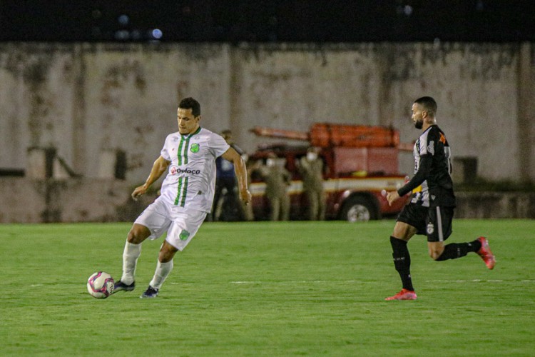 Lance do jogo Treze-PB x Floresta, no estádio Amigão, pelas Eliminatórias da Copa do Nordeste 2022