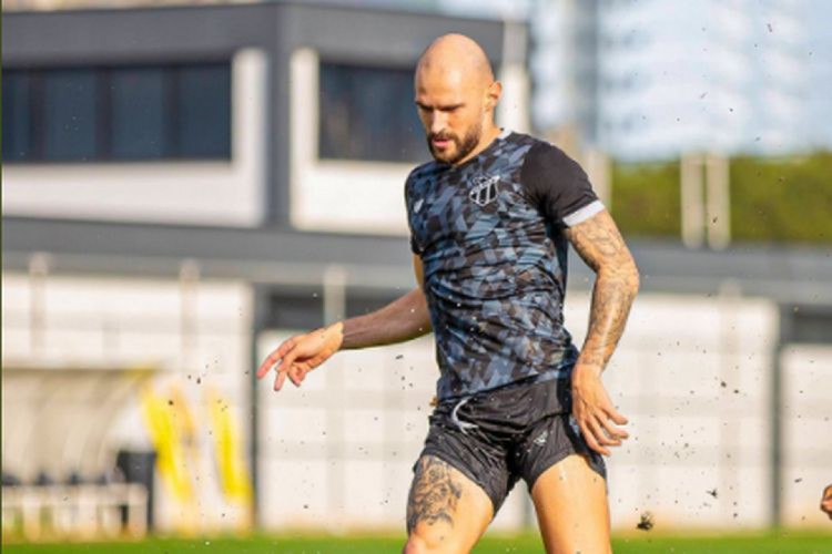 Marlon durante treino do Ceará no CT do Corinthians