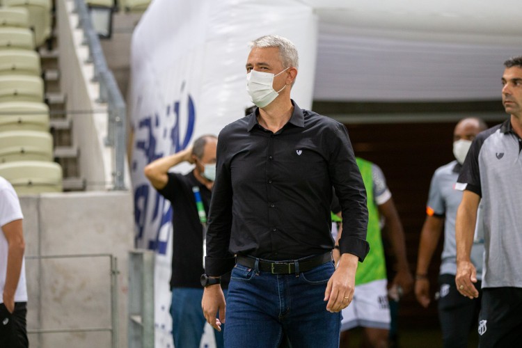 Técnico Tiago Nunes entra em campo no jogo Ceará x Internacional, na Arena Castelão, pelo Campeonato Brasileiro Série A