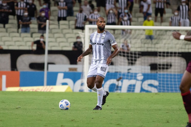 Zagueiro Messias com a bola no jogo Ceará x Internacional, na Arena Castelão, pelo Campeonato Brasileiro Série A