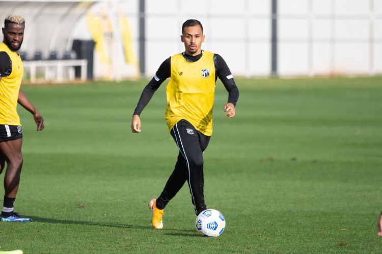 Meia-atacante Lima com a bola em treino do Ceará no CT Joaquim Grava, do Corinthians, em São Paulo