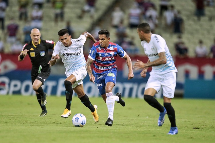 Robson disputa bola em duelo entre Fortaleza e Grêmio pela 26ª rodada da Série A do Brasileirão. 