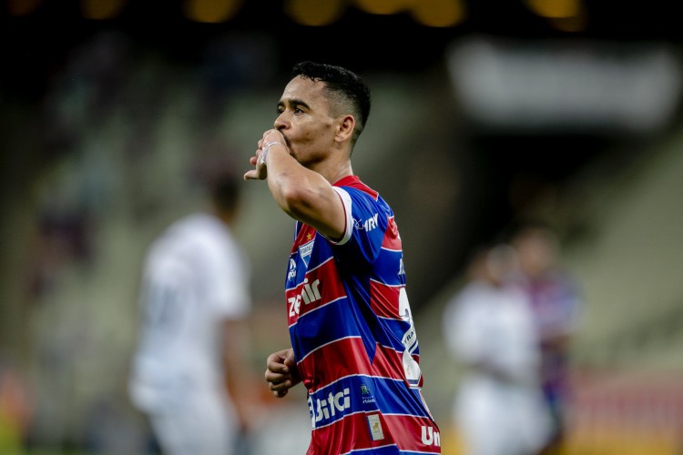 FORTALEZA, CE, BRASIL, 06-10.2021: Yago Pikachu. Fortaleza x Gremio, Arena Castelão pelo campeonato brasileiro, partida de futebol com volta da torcida. em epoca de COVID-19. (Foto:Aurelio Alves/ Jornal O POVO)