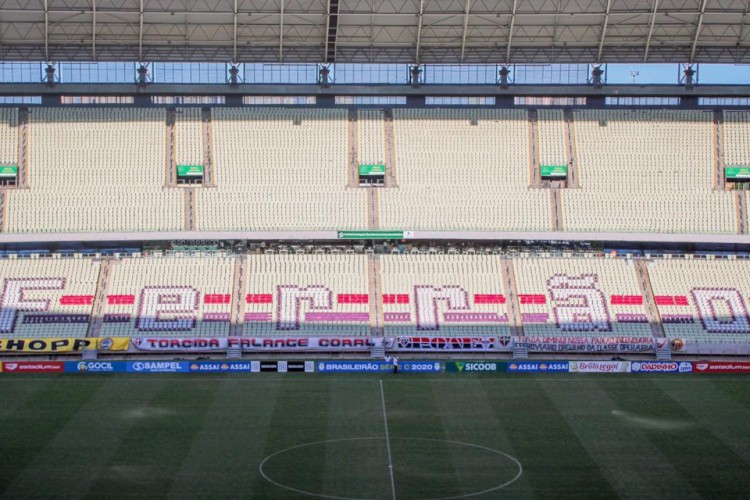 Mosaico montado pela torcida coral no Castelão em maio de 2021 