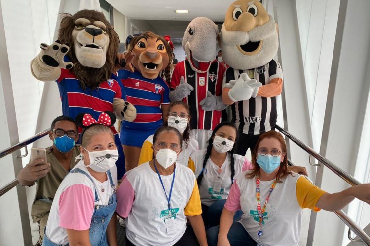 Mascotes dos clubes visitaram leitos e interagiram com crianças e familiares presentes