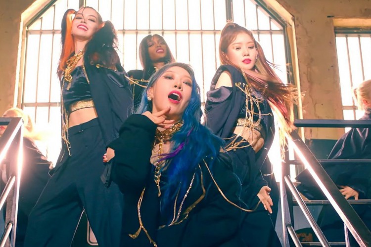 Blackswan, grupo de k-pop com ido brasileira, faz comeback