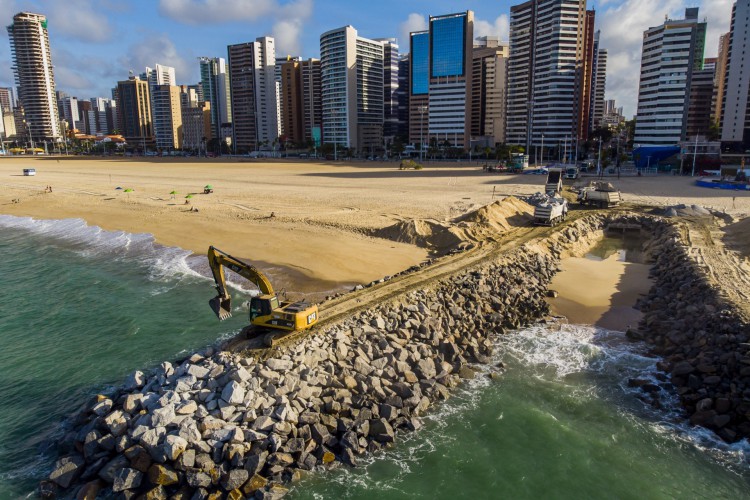 Construção de "mini-espigões" para proteção das galerias fluviais ao longo da Beira Mar