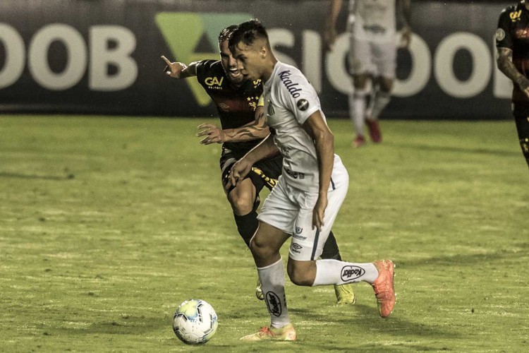 Sport e Santos se enfrentam hoje, 17, pela Série A do Brasileirão. Veja onde assistir ao vivo à transmissão e qual horário do jogo