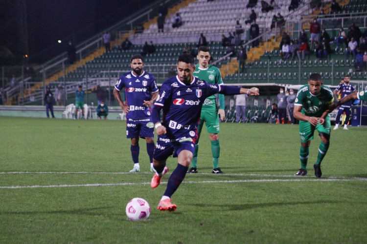 Yago Pikachu marcou, de pênalti, o gol que selou a vitória do Fortaleza diante da Chapecoense pela Série A. 