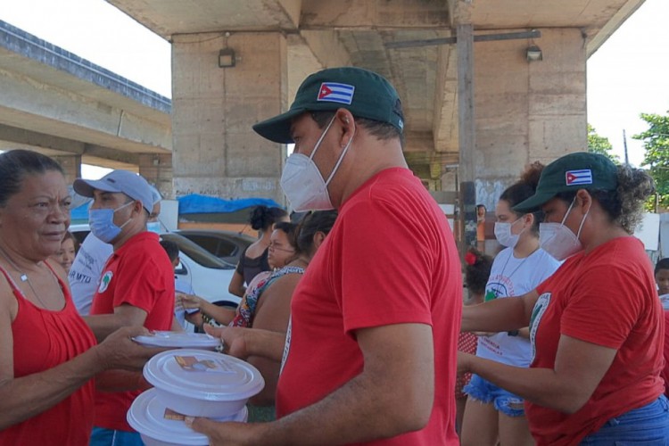 Movimentos populares doam  marmitas a famílias em vulnerabilidade social no viaduto da Avenida Borges de Melo