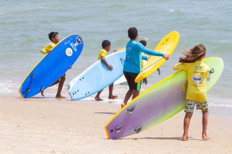 Crianças participam de Festival de Esportes com Circuito de Surfe 