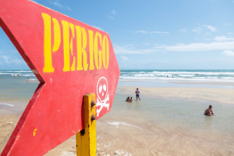 Banhistas devem evitar entrar em locais com sinalização de "Perigo"