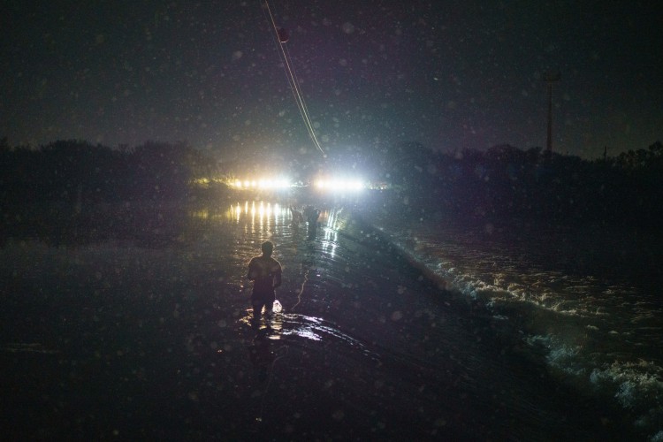 Texas State Troopers bloqueiam o acesso a uma barragem no Rio Grande, em um acampamento do lado da fronteira com os Estados Unidos