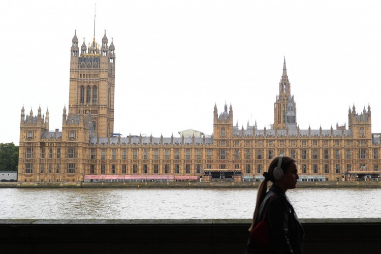 Um pedestre passa pelas Casas do Parlamento no centro de Londres em 16 de outubro de 2021