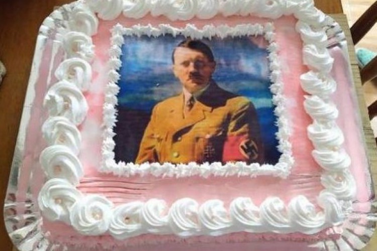 Estudante comemorou aniversário com bolo customizado com a imagem do ditador Adolf Hitler