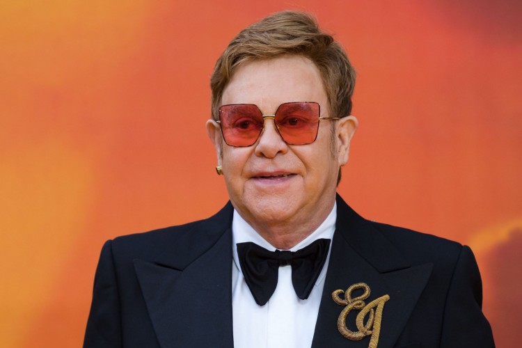 Músico Elton John está de férias no sul da França e foi levado ao hospital após sofrer acidente doméstico