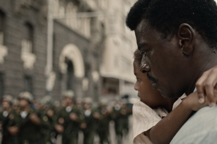 O filme "Marighella" (2018), de Wagner Moura, aborda a história de Carlos Marighella (seu Jorge), considerado o principal guerrilheiro da luta armada contra a ditadura militar no Brasil