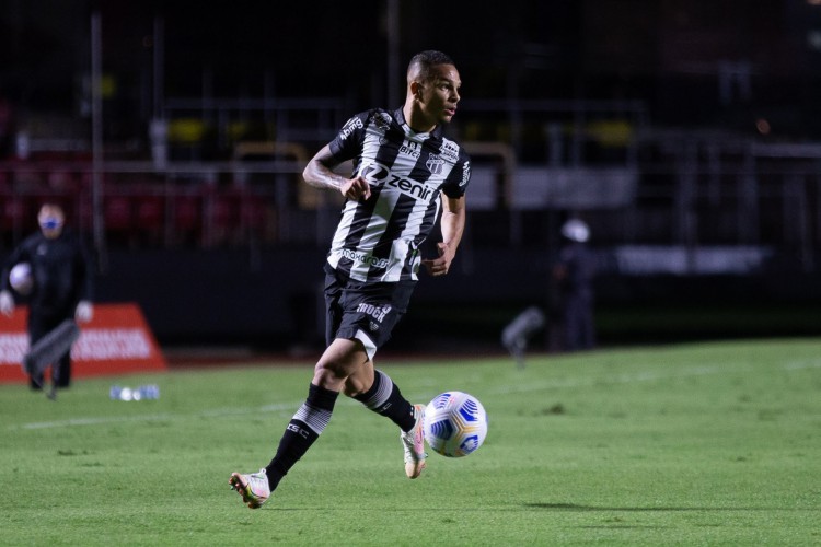 Lateral-direito Igor com a bola no jogo São Paulo x Ceará, no Morumbi, pelo Campeonato Brasileiro Série A