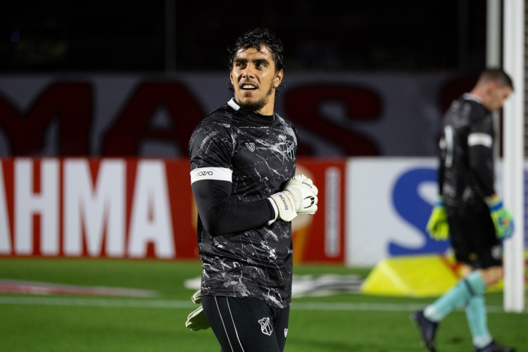 Goleiro Richard em aquecimento antes do jogo São Paulo x Ceará, no Morumbi, pelo Campeonato Brasileiro Série A