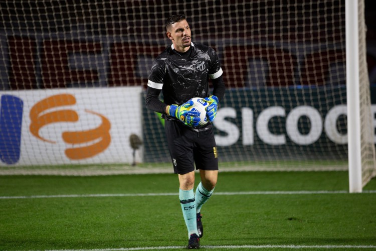 Goleiro João Ricardo com a bola em aquecimento antes do jogo São Paulo x Ceará, no Morumbi, pelo Campeonato Brasileiro Série A