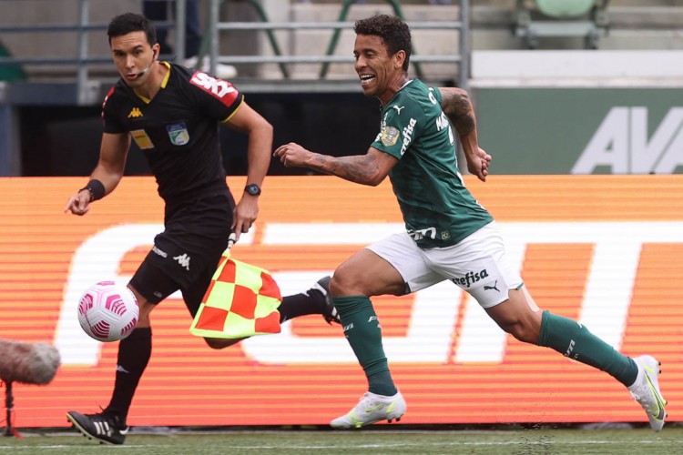 Lateral-direito Marcos Rocha com a bola no jogo Palmeiras x Internacional, no Allianz Parque, pelo Campeonato Brasileiro Série A