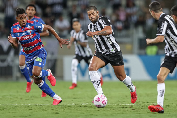 Volante Matheus Jussa marca atacante Hulk no jogo Atlético-MG x Fortaleza, no Mineirão, pela Copa do Brasil