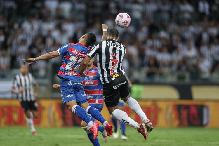 Ala Yago Pikachu e atacante Hulk disputam bola aérea no jogo Atlético-MG x Fortaleza, no Mineirão, pela Copa do Brasil