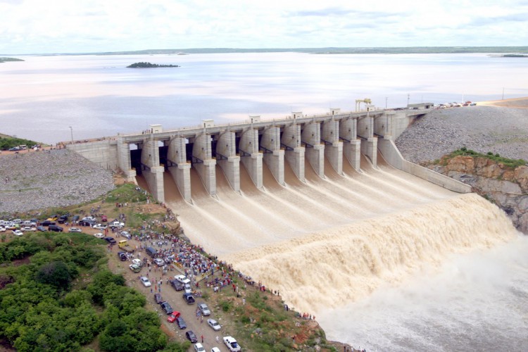 Castanhão entra em 2022 com 8% da capacidade. Em 2004, as comportas do açude tiveram de ser abertas em 2004 por causa do inverno intenso no Ceará. O registro é de 27/02/2004.