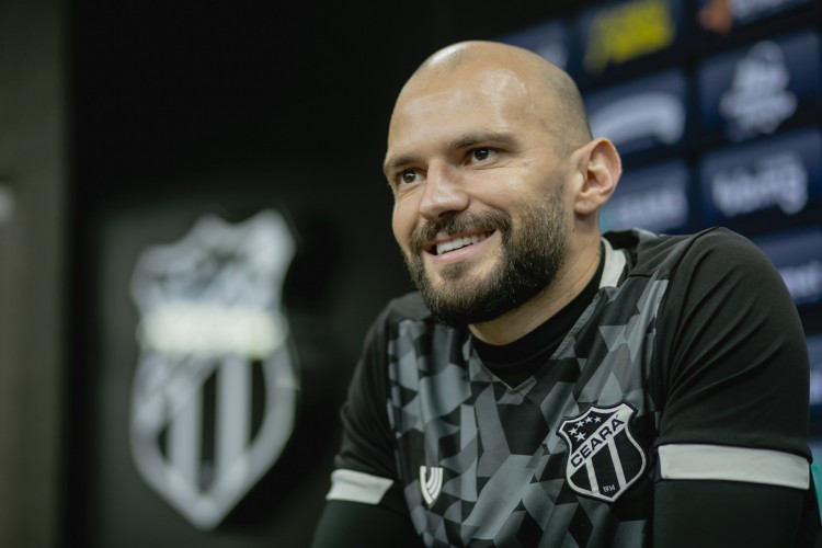 FORTALEZA, CE, BRASIL, 19-10.2021: Marlon. volante do Ceara, entrevista exclusiva que Marlon falou sobre a sua vida e trajetoria no futebol. em epoca de COVID-19. (Foto:Aurelio Alves/ Jornal O POVO)