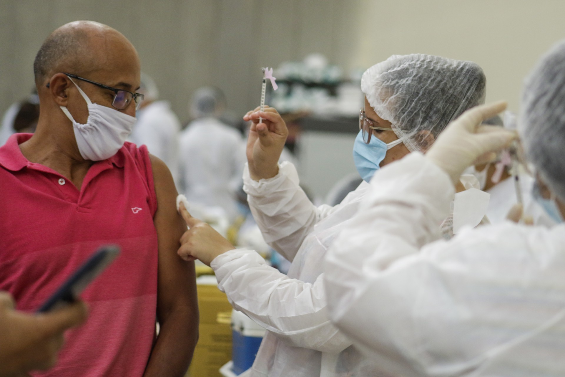 Desde dezembro, o Ministério da Saúde recomenda a aplicação de uma quarta dose das vacinas contra a Covid-19 em pessoas imunossuprimidas que tenham completado quatro meses desde a D3 (Foto: (Thais Mesquita/OPOVO))