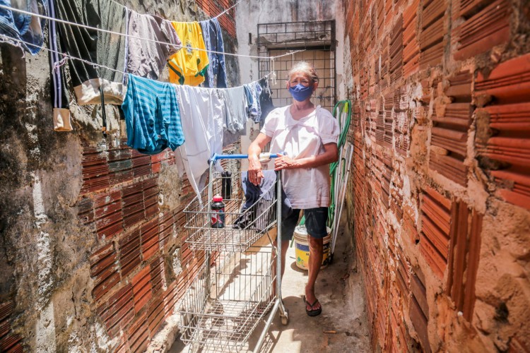 Sandra Maria de Freitas Anjo, 57, mora na comunidade dos trilhos em Fortaleza e, há anos, vivem em situação de insegurança alimentar