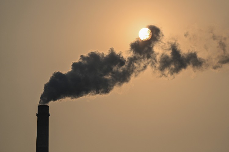 (FILES) This file photo taken on September 28, 2021 shows a smokestack at the Wujing Coal-Electricity Power Station in Shanghai. - Asia-Pacific accounts for about three-quarters of global coal consumption -- even as the region struggles with the environmental and public health impacts of global warming, from deadly levels of air pollution in India to extreme heatwaves and wildfires in Australia.  (Photo by Hector RETAMAL / AFP) / TO GO WITH Climate-UN-COP26-Asia-coal,FEATURE by Haeril Halim and Sam Reeves-