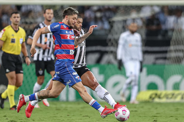 Ala Lucas Crispim e atacante Hulk disputam bola no jogo Atlético-MG x Fortaleza, no Mineirão, pela Copa do Brasil