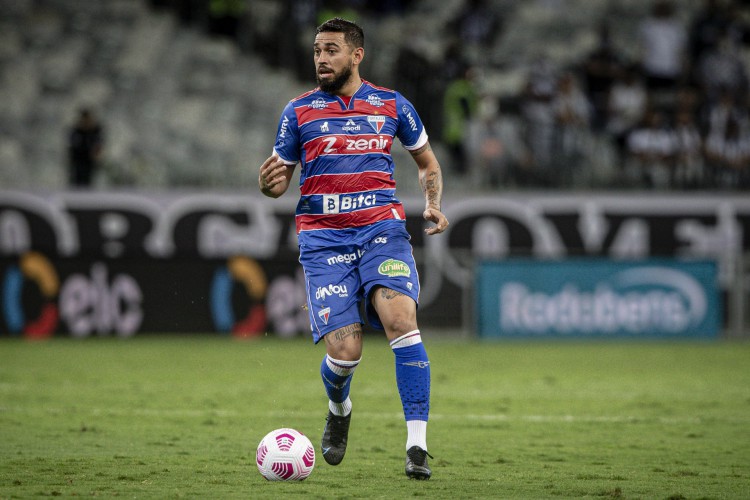 Volante Felipe com a bola no jogo Atlético-MG x Fortaleza, no Mineirão, pela Copa do Brasil