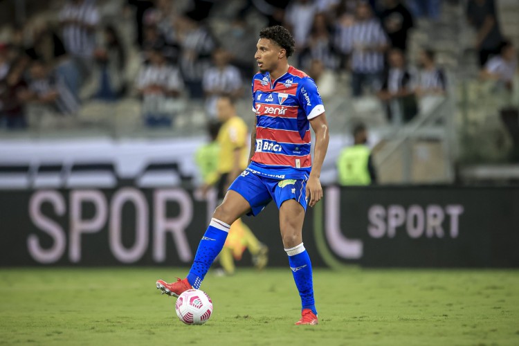 Volante Éderson com a bola jogo Atlético-MG x Fortaleza, no Mineirão, pela Copa do Brasil