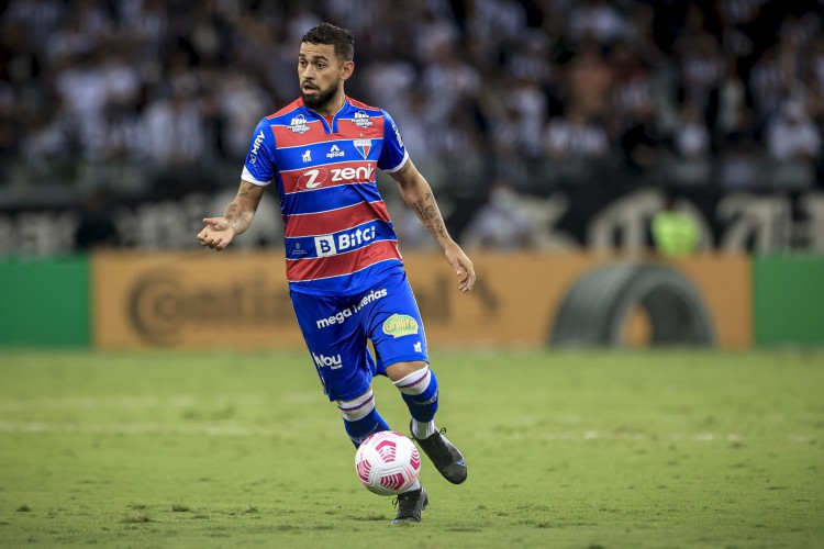 Volante Felipe com a bola no jogo Atlético-MG x Fortaleza, no Mineirão, pela Copa do Brasil